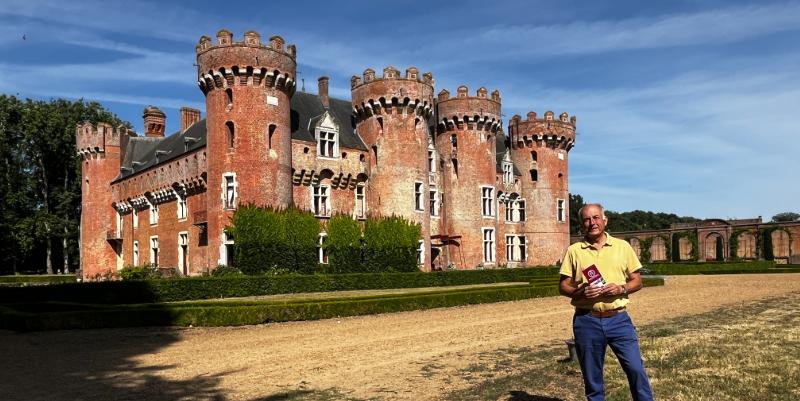 Château de Villebon, près de Chartres, le choc visuel d'une forteresse en briques roses