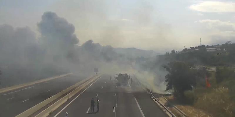 illustration de Autopista A9 cerrada en ambos sentidos tras incendio de camión en el km 269
