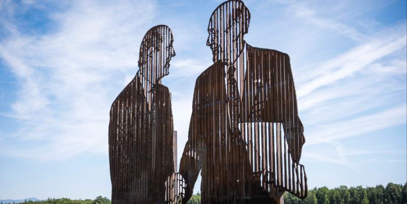 Sur l’autoroute A89, une aire rend hommage à de célèbres hommes politiques