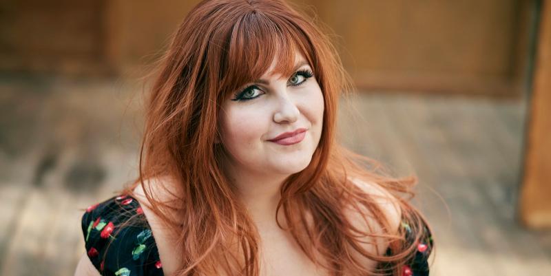 Sarah Schwab : l’imitatrice révélée par The Voice en tournée avec 130 voix