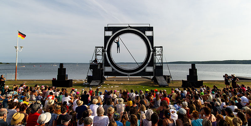 illustration de Le 26e Festival Rue des Etoiles à Biscarosse : du cirque contemporain près d'un lac