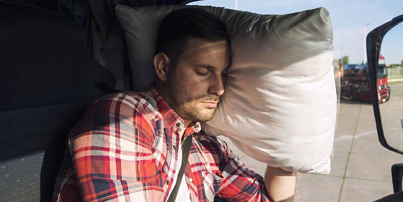 illustration de Mon employeur peut-il m’obliger à dormir dans mon véhicule ?