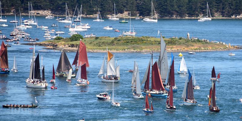 illustration de ''Semaine du Golfe'' : 1300 bateaux au large de Vannes pour des parades géantes