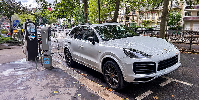 illustration de Stationnement payant : les SUV électriques/hybrides des Parisiens finalement exemptés