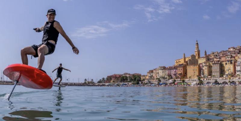 La première édition de La FRECH se tient sur la plage des Sablettes à Menton