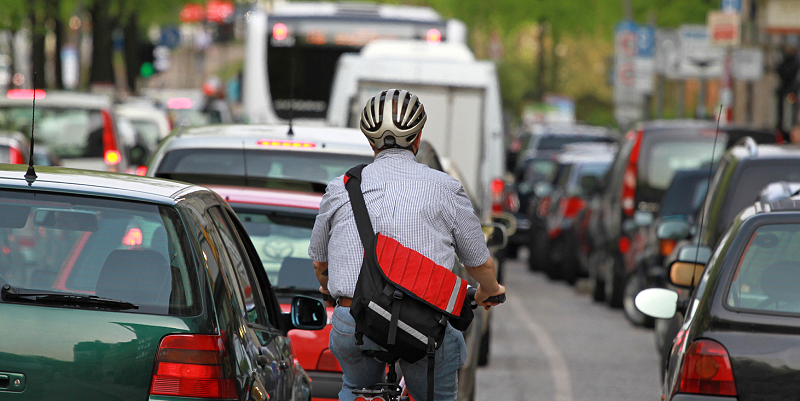 illustration de Cyclistes et remontées inter-files