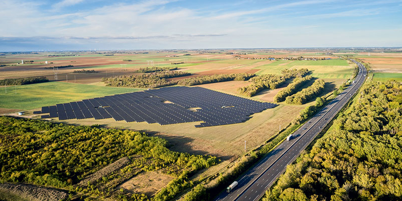 illustration de Énergie : quand les autoroutes deviennent des centrales solaires