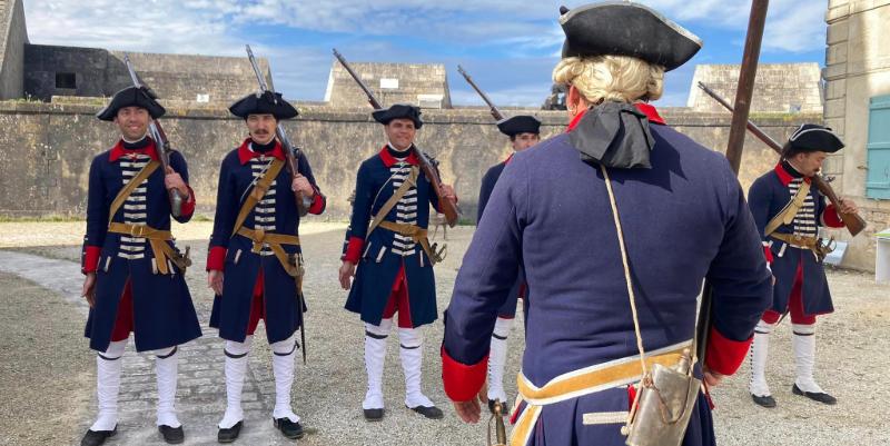illustration de Bivouac militaire au Fort Louvois : retour au XVIIIᵉ siècle face à l’île d’Oléron