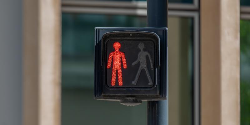 illustration de Feu rouge piéton : peut-on passer s’il n’y a pas de voiture ?