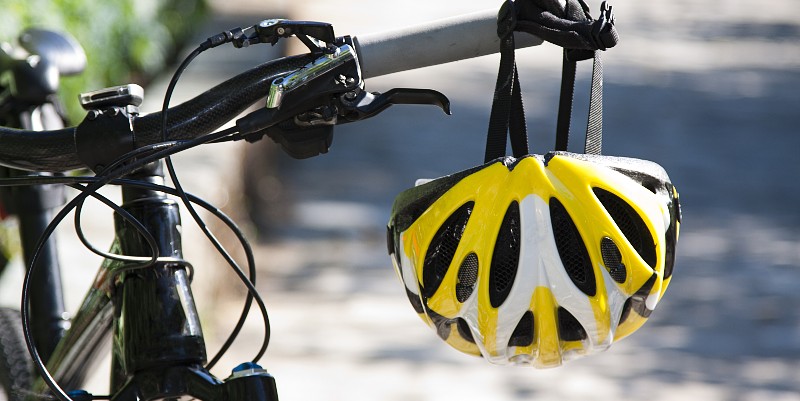 illustration de Le port du casque à vélo est-il obligatoire ?