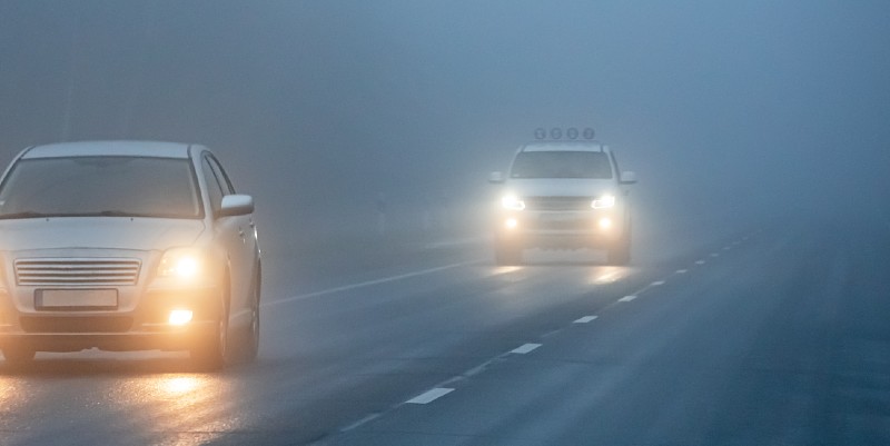 illustration de Brouillard : visibilité très réduite, vitesse très réduite