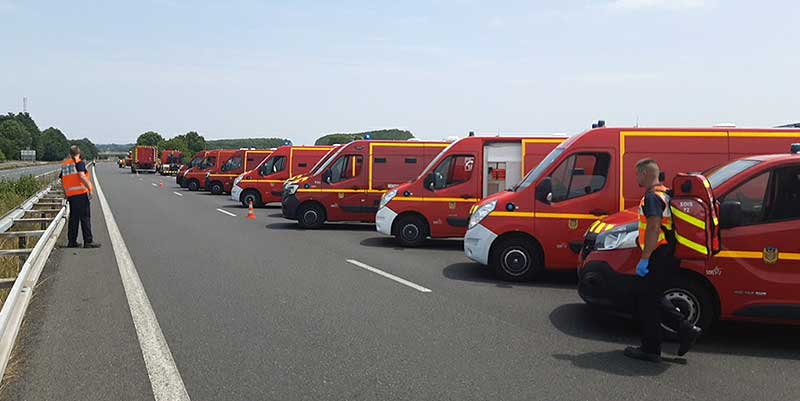 illustration de Le Mans : A81 coupée et opérations de secours après un dramatique accident de car