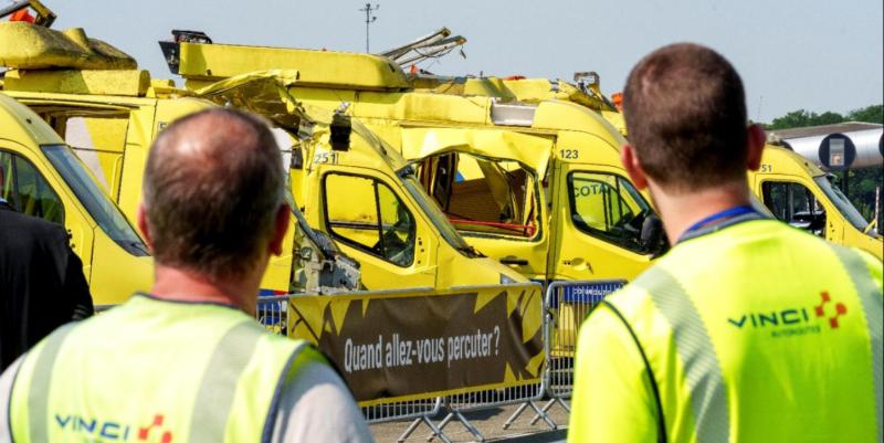 Exposition de 24 fourgons accidentés sur les autoroutes : première étape sur l'A10 à Saint-Arnoult