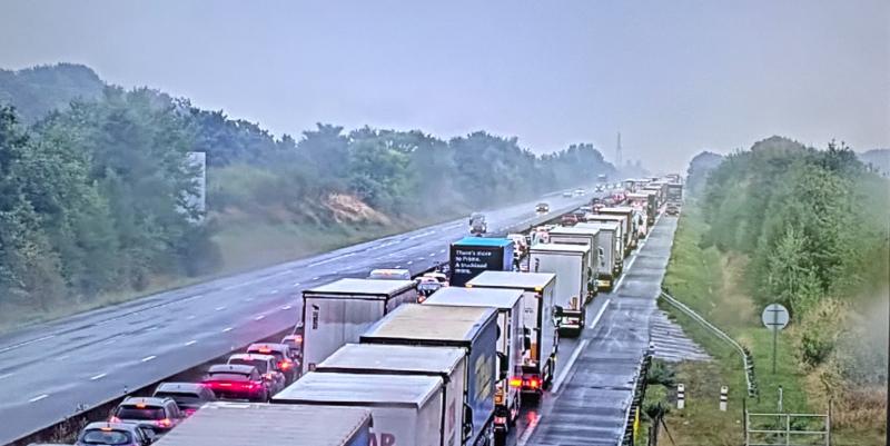 A11 inondée et coupée à chartres : évacuation des bouchons par un portail de secours