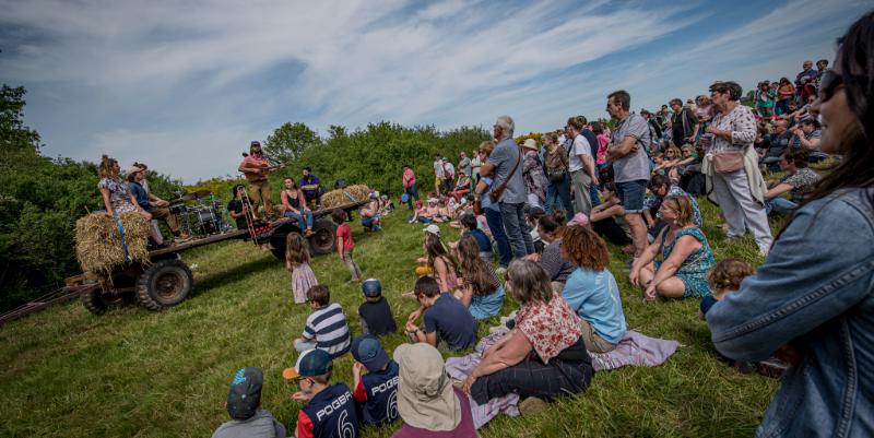 illustration de ''Champs libres'' : des performances artistiques en pleine nature autour de Dreux