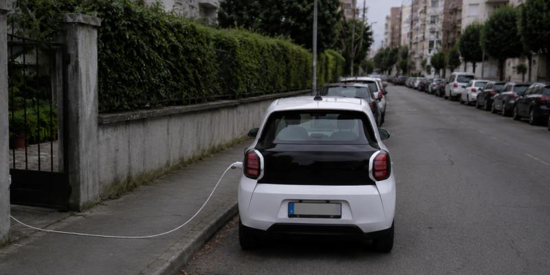 Recharger sa voiture électrique sur la voie publique avec un câble domestique est-il autorisé ?
