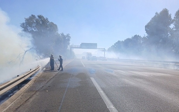 En direct • Feux de végétation sur A9 : coupures et bouchons autour d’Orange, Narbonne et Béziers
