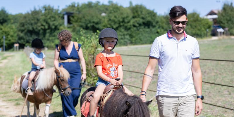 illustration de Les enfants découvrent la pratique du cheval près de Poitiers