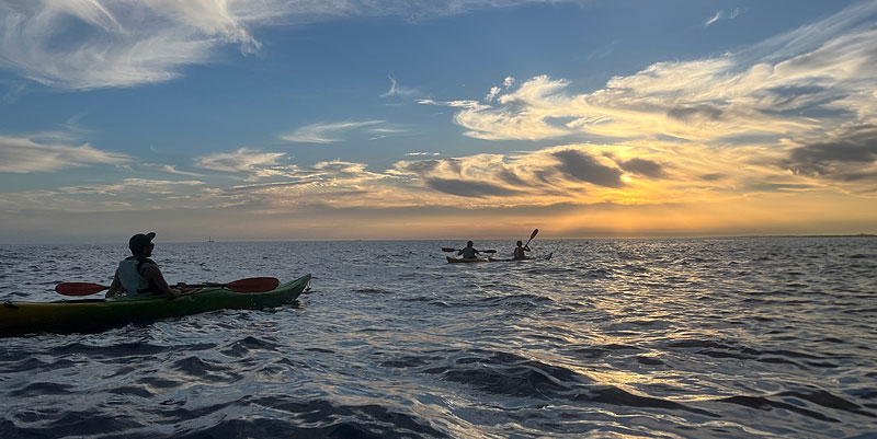 illustration de Les calanques de Marseille en kayak au coucher du soleil : une expérience magique