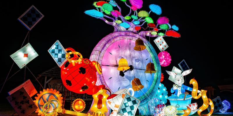 La féérie des Lanternes au Château de Castel Novel inspirée d'Alice au Pays des Merveilles