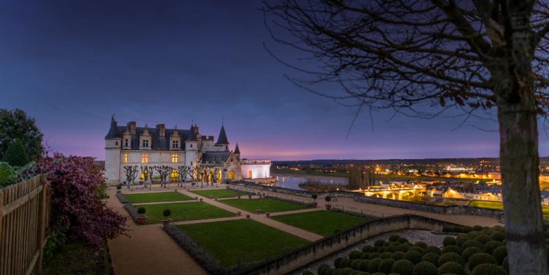 Amboise : Des sapins humanisés investissent le château