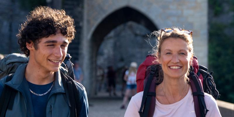 ''Compostelle'' : un film sur la marche, la réparation et un duo Lamy-Le Berre en reconstruction