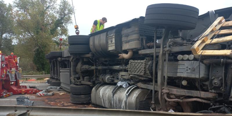 Circulation coupée sur l’A8 après un accident impliquant un poids lourd