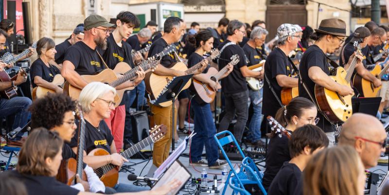 Montpellier : 100 guitaristes amateurs sur la place du Peyrou