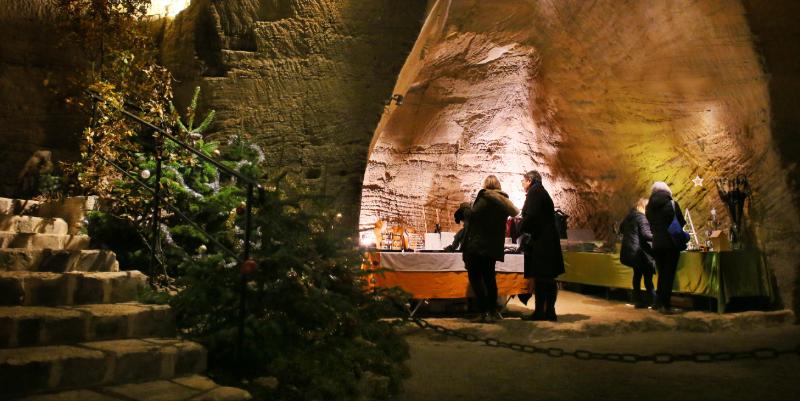 Doué-en-Anjou : Un marché de Noël sous terre dans des cavités monumentales