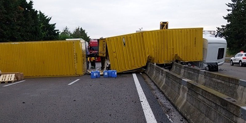 illustration de Camion couché sur les voies au nord de Valence : autoroute A7 coupée direction Marseille