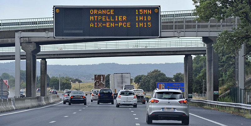 illustration de Fonction et rôle des Panneaux à Messages Variables sur les autoroutes