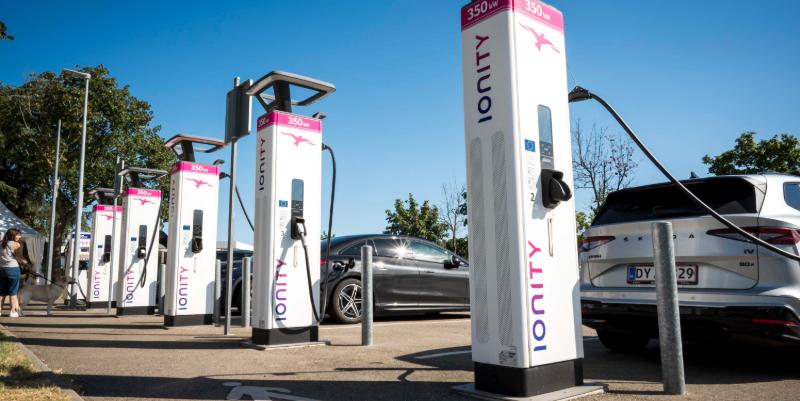 Faites la pause électrique : Quels sont les meilleurs horaires pour recharger sans attendre en été ?