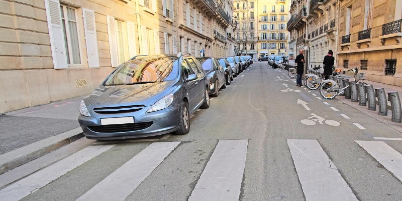 Stationnement : des milliers de places vont être supprimées près des passages piétons