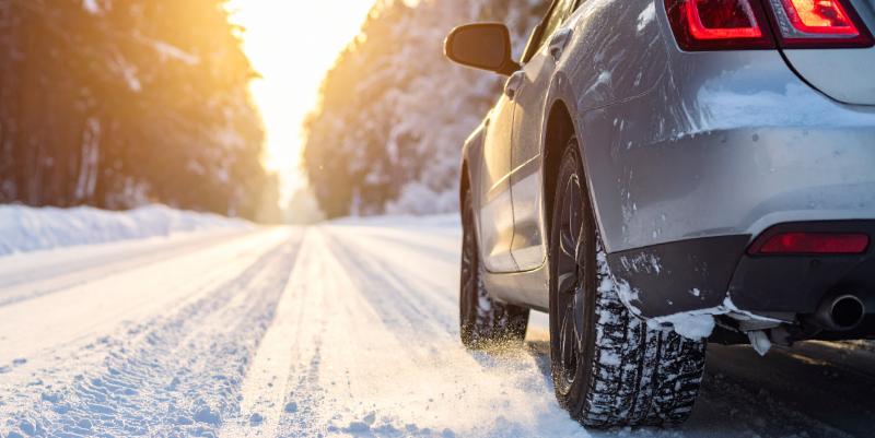 Pneus hiver, chaînes, chaussettes : comment bien s’équiper pour la montagne ?