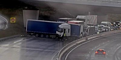 Un poids lourd en travers des voies de l'A10 à Orléans : autoroute coupée direction Paris