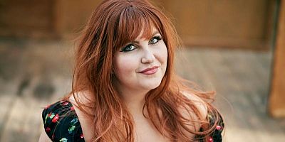 Sarah Schwab : l’imitatrice révélée par The Voice en tournée avec 130 voix