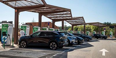 Des voitures électriques se rechargent