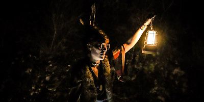 À Courzieu, près de Lyon, la Nuit des invisibles mêle énigmes et spectacle en pleine forêt