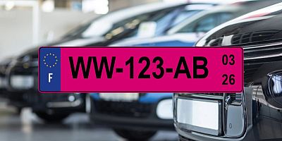 Une nouvelle plaque temporaire WW rose avec la date de fin sur la partie droite