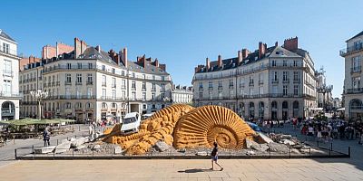 La monumentale œuvre de Théo Mercier, "Fossil Opéra", crée la surprise à Nantes 