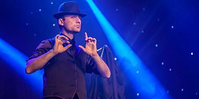 Des spectacles vivants accueillent le public tous les quarts d'heure.