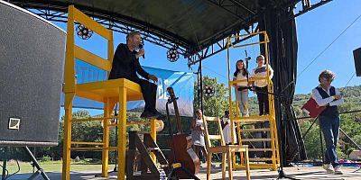 10 concerts se tiennent à l'ombre des arbres, entrecoupés de rendez-vous autour de la parole.