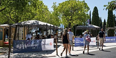 Des vacanciers devant une aire #BienArriver