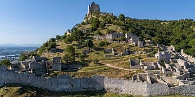 À Saint-Péray, le château de Crussol fait revivre son village médiéval
