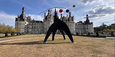 15 sites emblématiques de la région accueillent les œuvres des 2 artistes jusqu'en février 2027.
