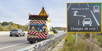 Un véhicule d’intervention est arrêté sur la bande d’arrêt d’urgence.
