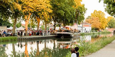 Convivencia : une scène flottante parcourt le Canal du Midi de Toulouse à l'Hérault