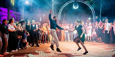 Ateliers rythmiques, balade sonore, danses collectives pour tous.