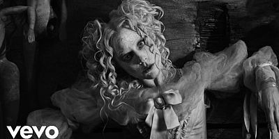 Lady Gaga dévoile ''The Dead Dance'', un hymne pop pour la série mercredi