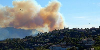 Un canadair intervient sur un incendie de forêt dans le sud de la France